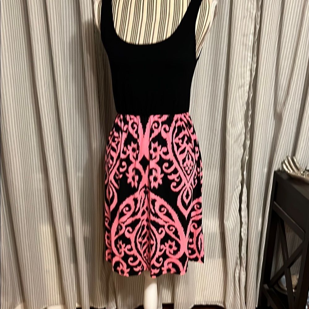 Chic Black and Pink Patterned Dress